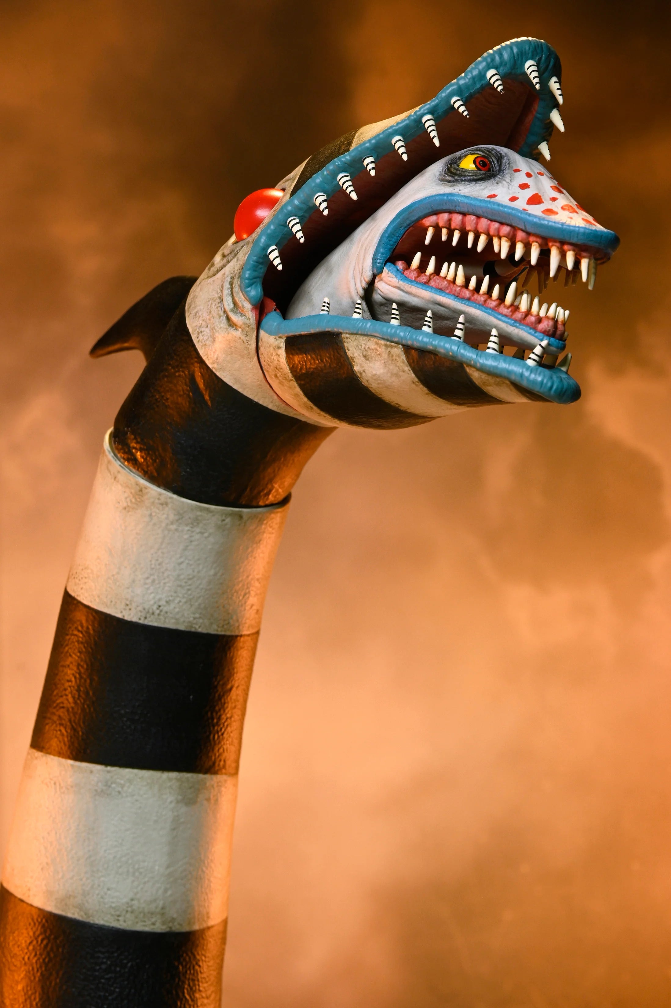 NECA - Beetlejuice Beetlejuice - Ultimate "Matador" Beetlejuice & Sandworm 7" Scale Action Figure 2 Pack