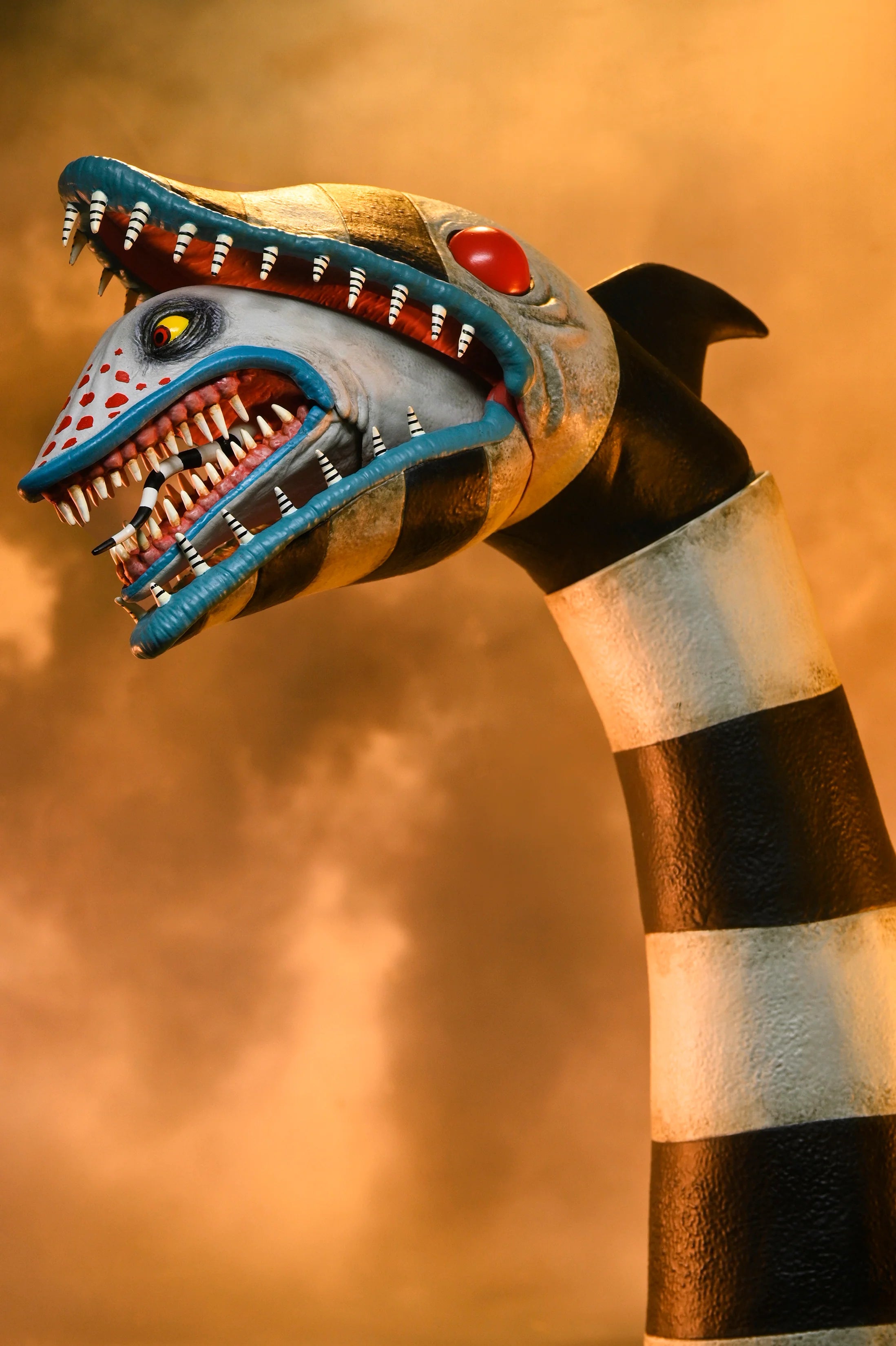 NECA - Beetlejuice Beetlejuice - Ultimate "Matador" Beetlejuice & Sandworm 7" Scale Action Figure 2 Pack
