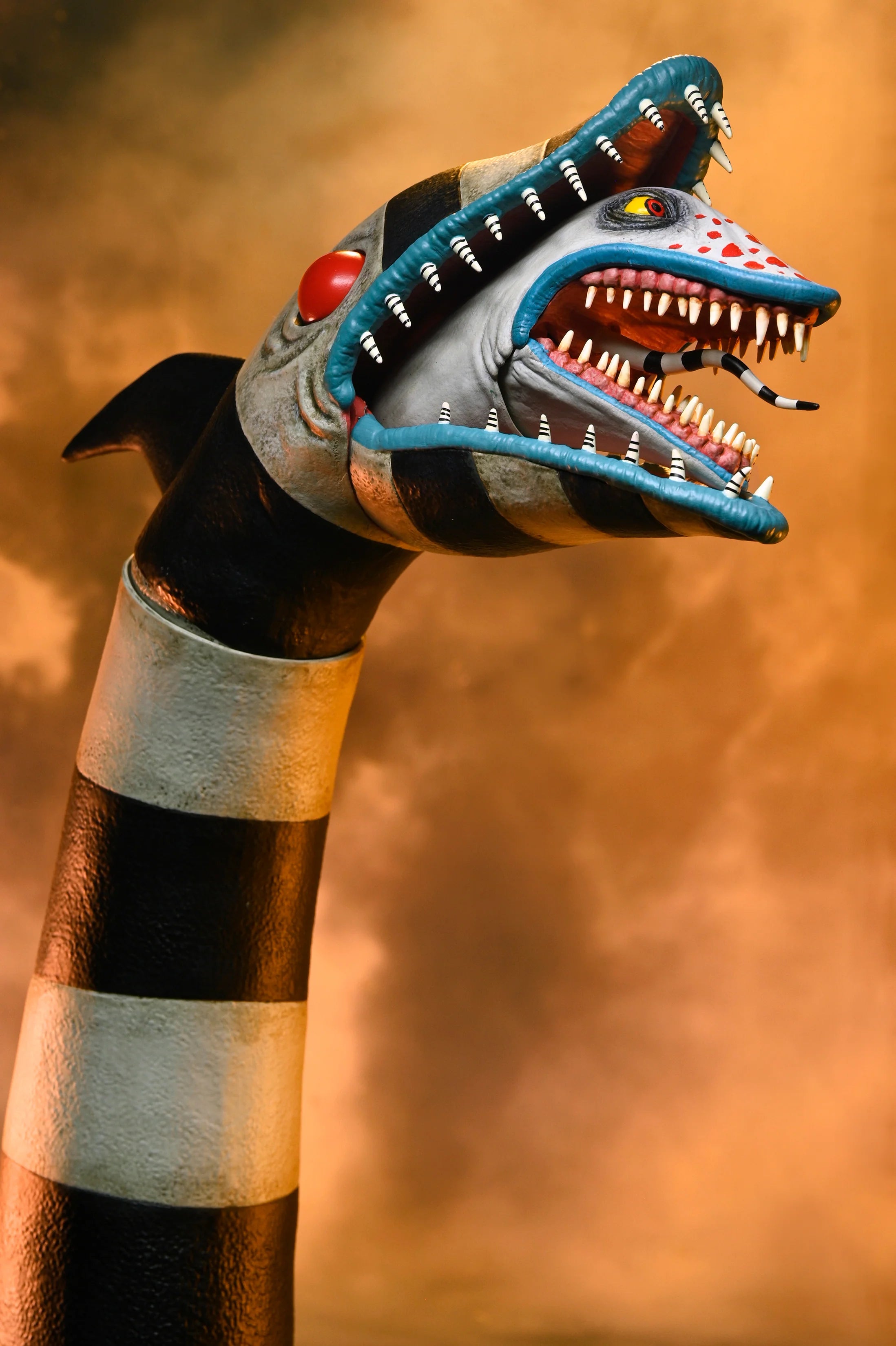 NECA - Beetlejuice Beetlejuice - Ultimate "Matador" Beetlejuice & Sandworm 7" Scale Action Figure 2 Pack