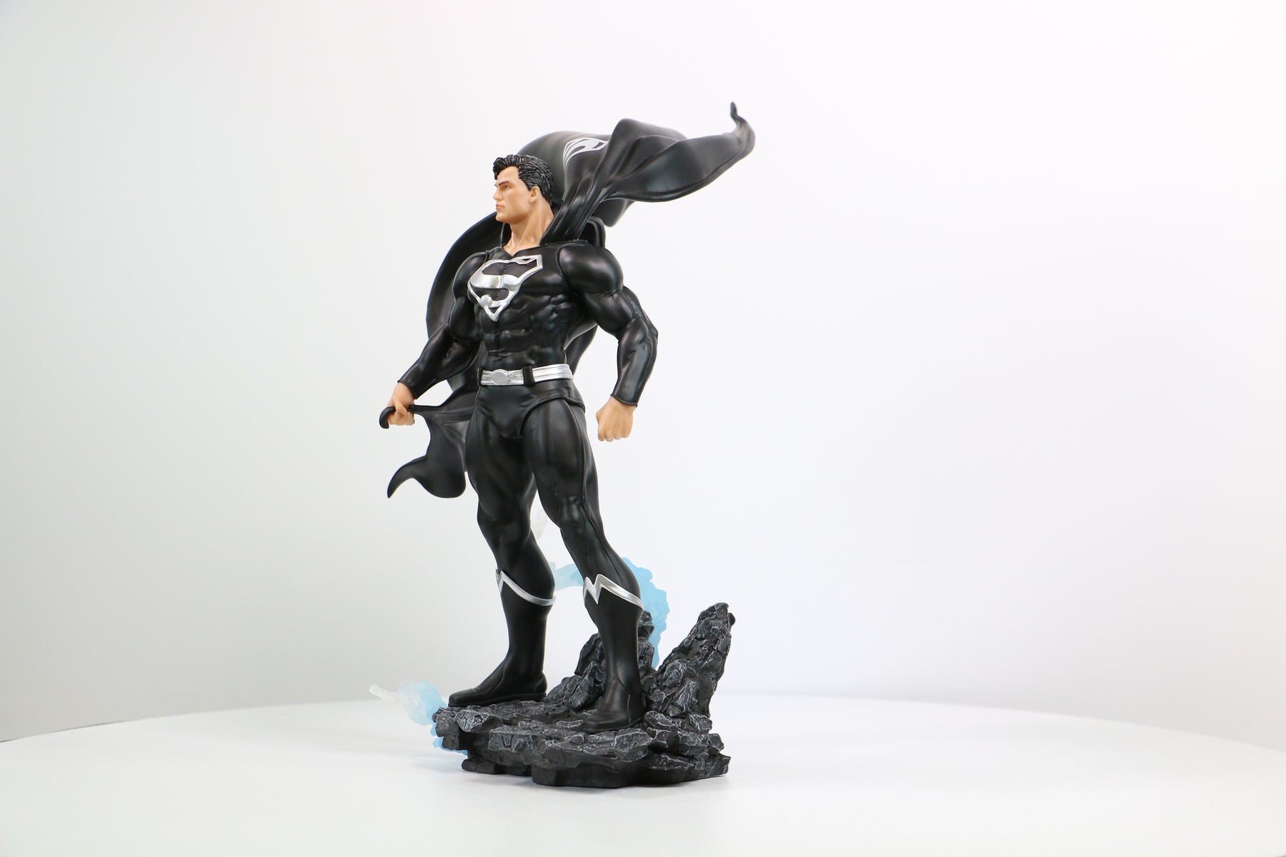 DIAMOND SELECT - DC Heroes - Superman (Black) 1/8 Scale Statue