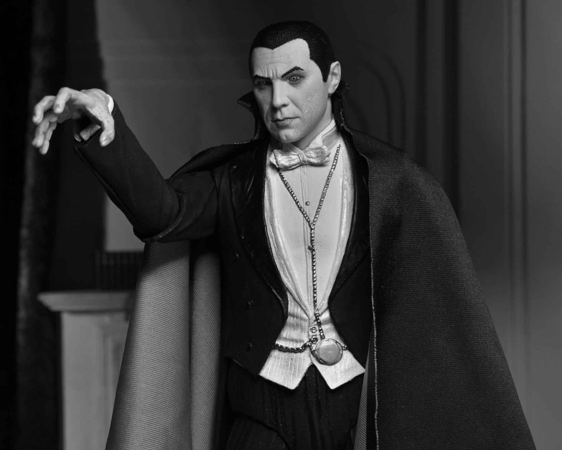 NECA - Universal Monsters - Ultimate Dracula (Carfax Abbey) 7" Action Figure