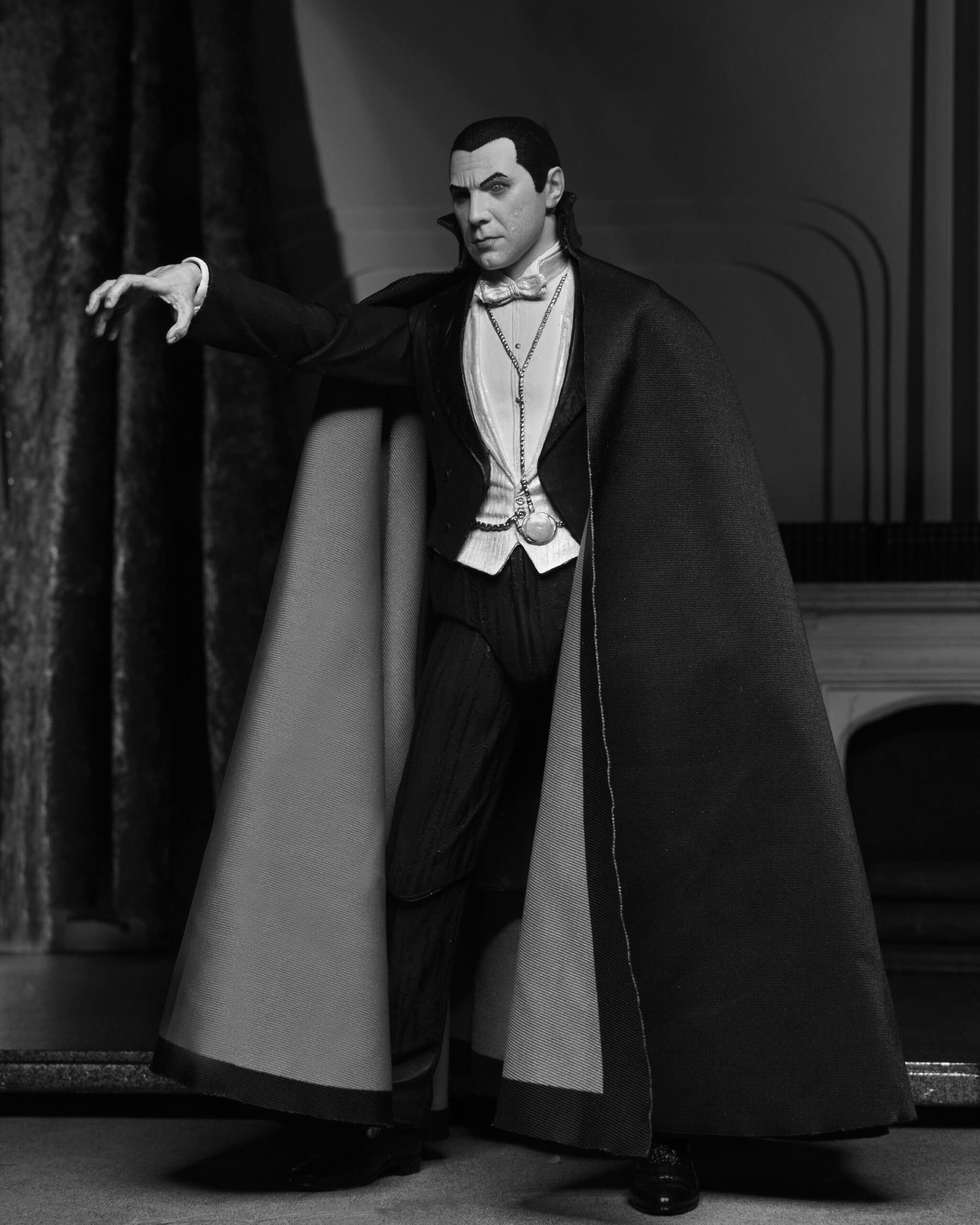 NECA - Universal Monsters - Ultimate Dracula (Carfax Abbey) 7" Action Figure