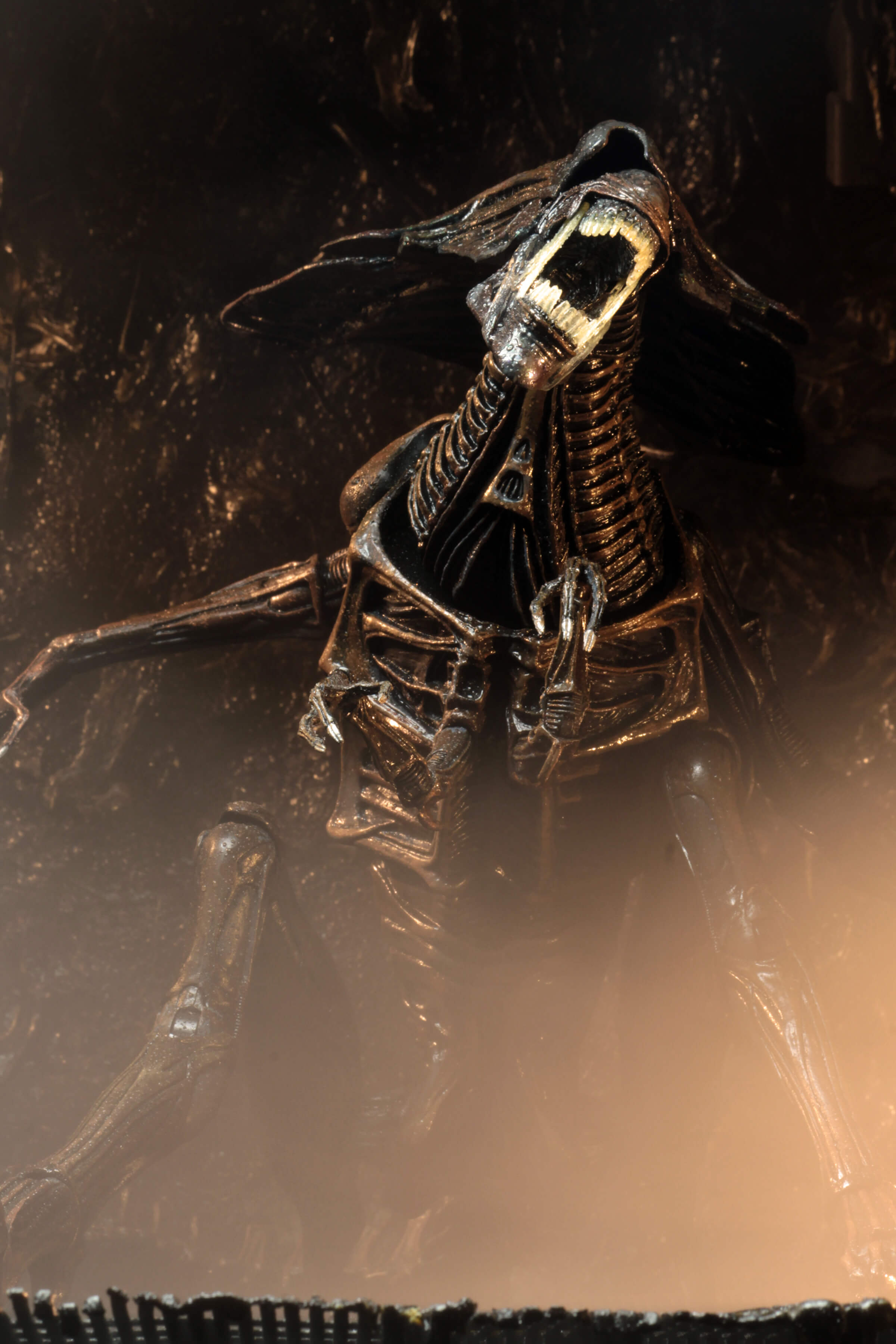 NECA - Aliens: Resurrection - Alien Queen Ultra Deluxe Boxed Figure (Pre-Order Ships September 2026)