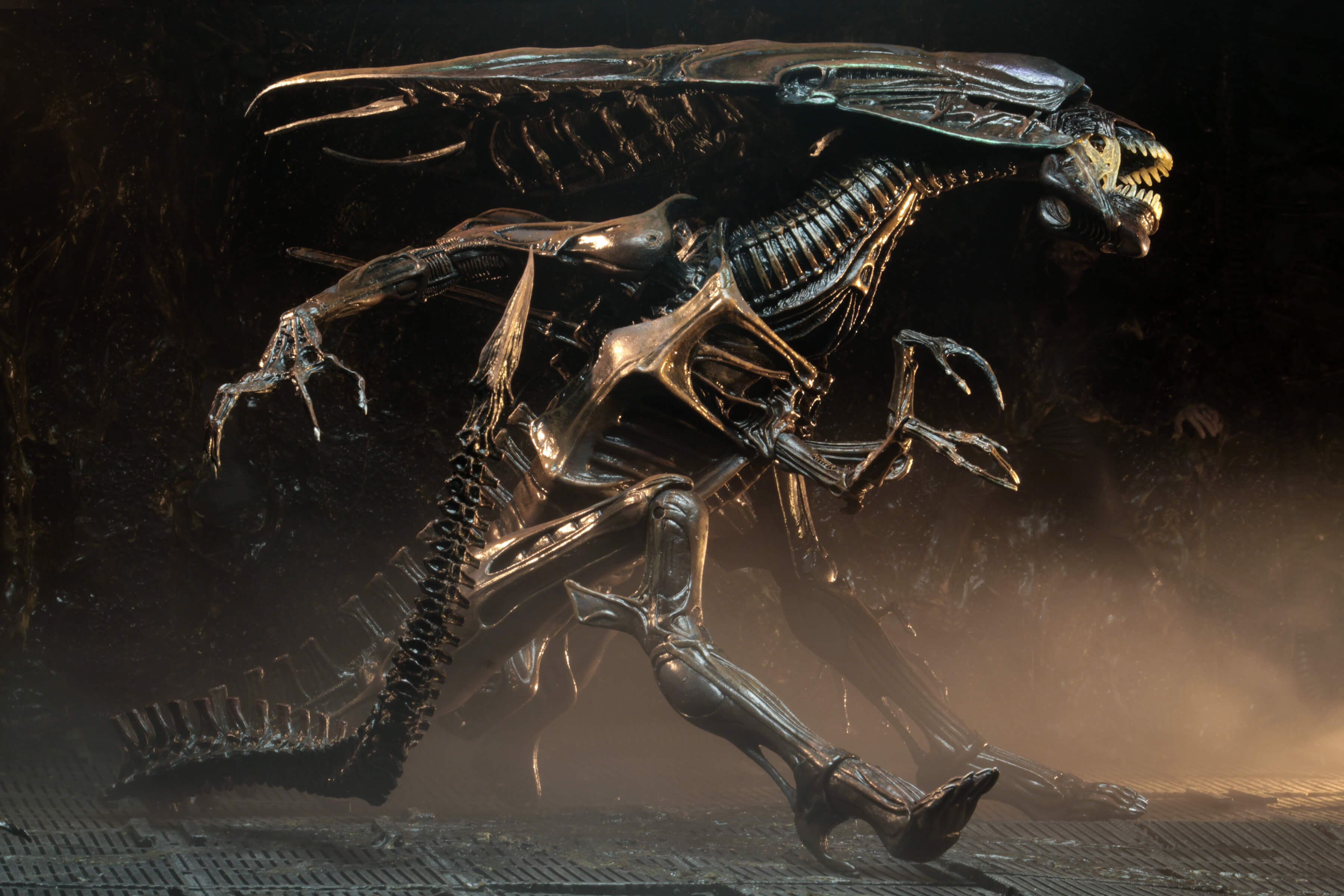 NECA - Aliens: Resurrection - Alien Queen Ultra Deluxe Boxed Figure (Pre-Order Ships September 2026)