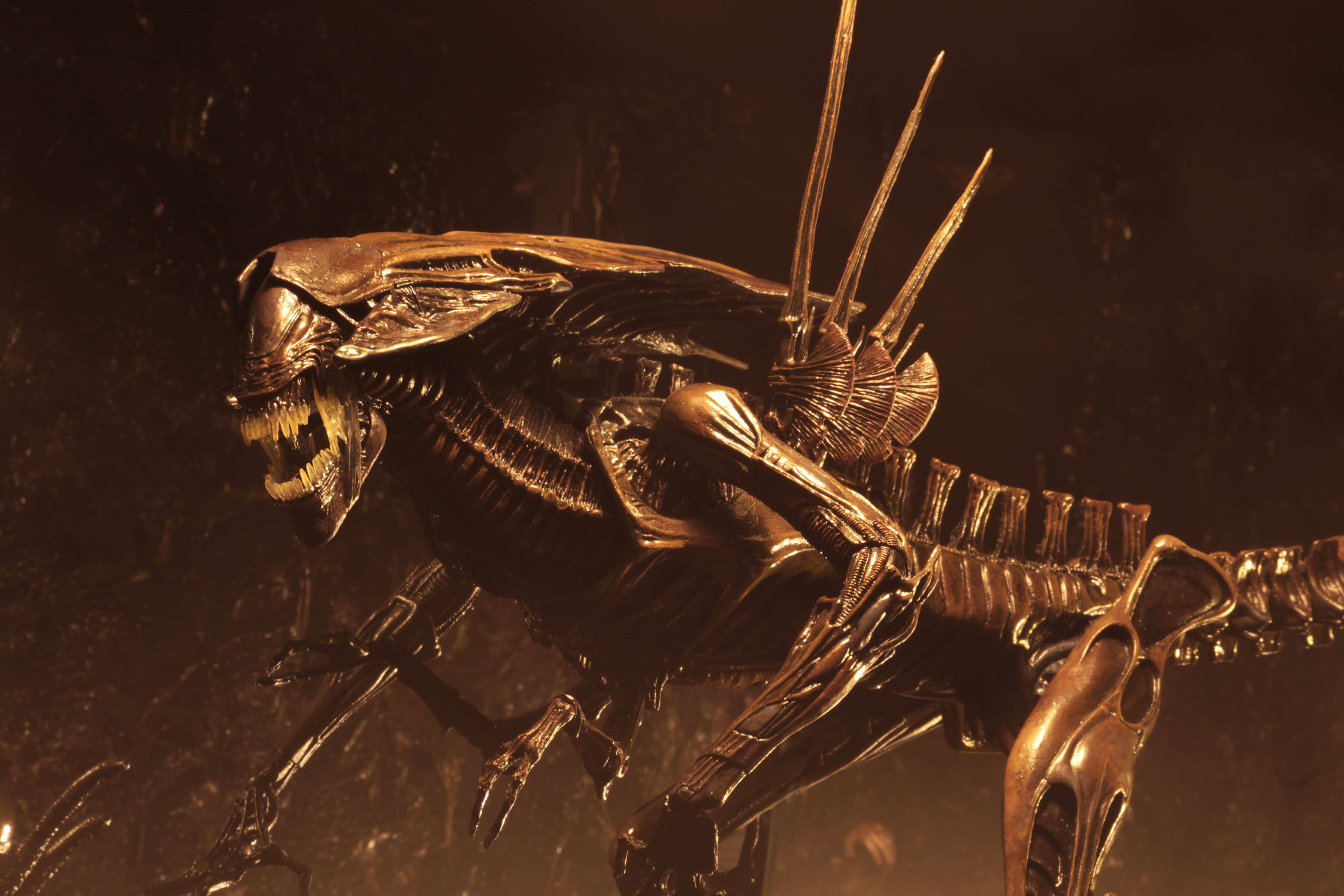 NECA - Aliens: Resurrection - Alien Queen Ultra Deluxe Boxed Figure (Pre-Order Ships September 2026)