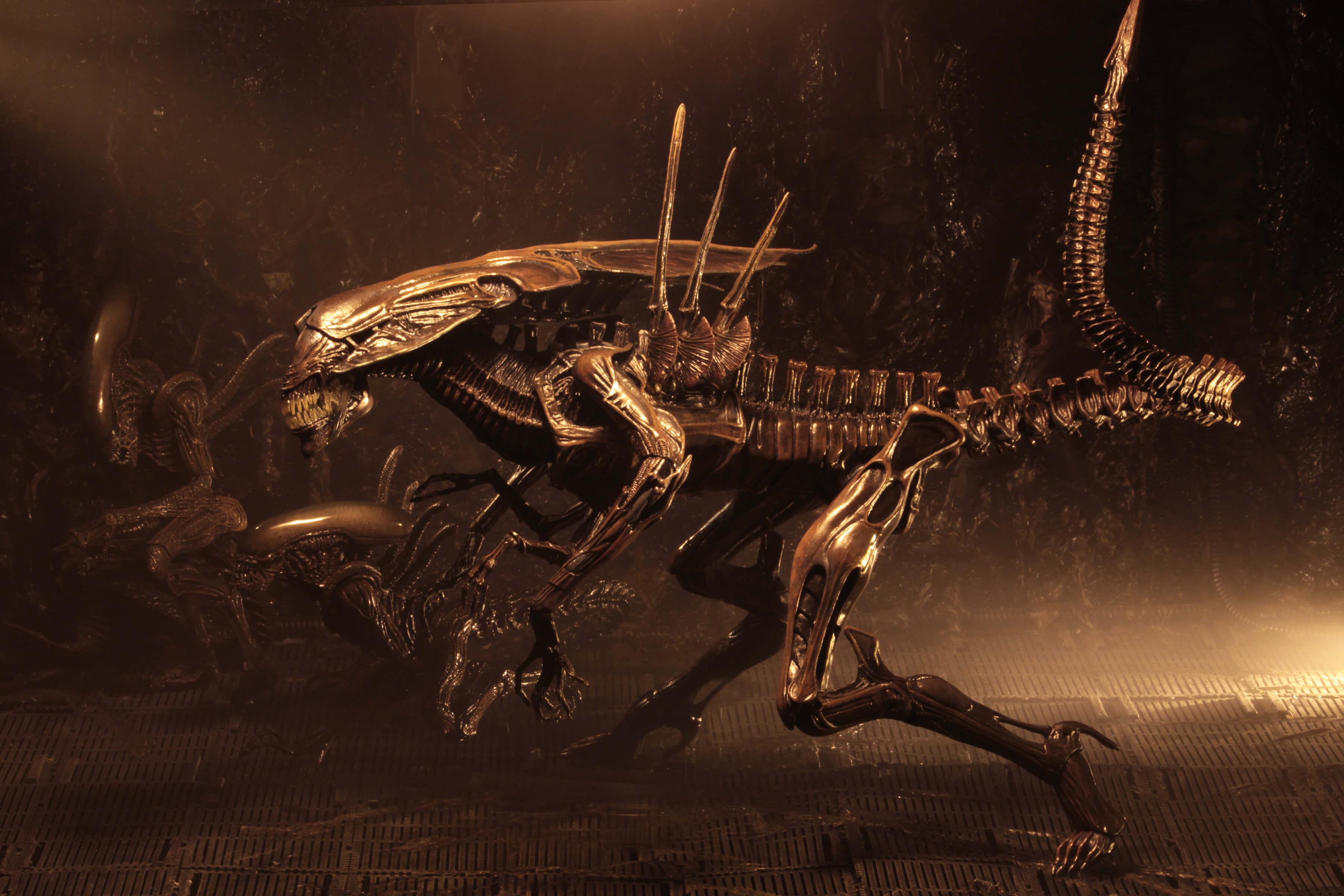 NECA - Aliens: Resurrection - Alien Queen Ultra Deluxe Boxed Figure (Pre-Order Ships September 2026)