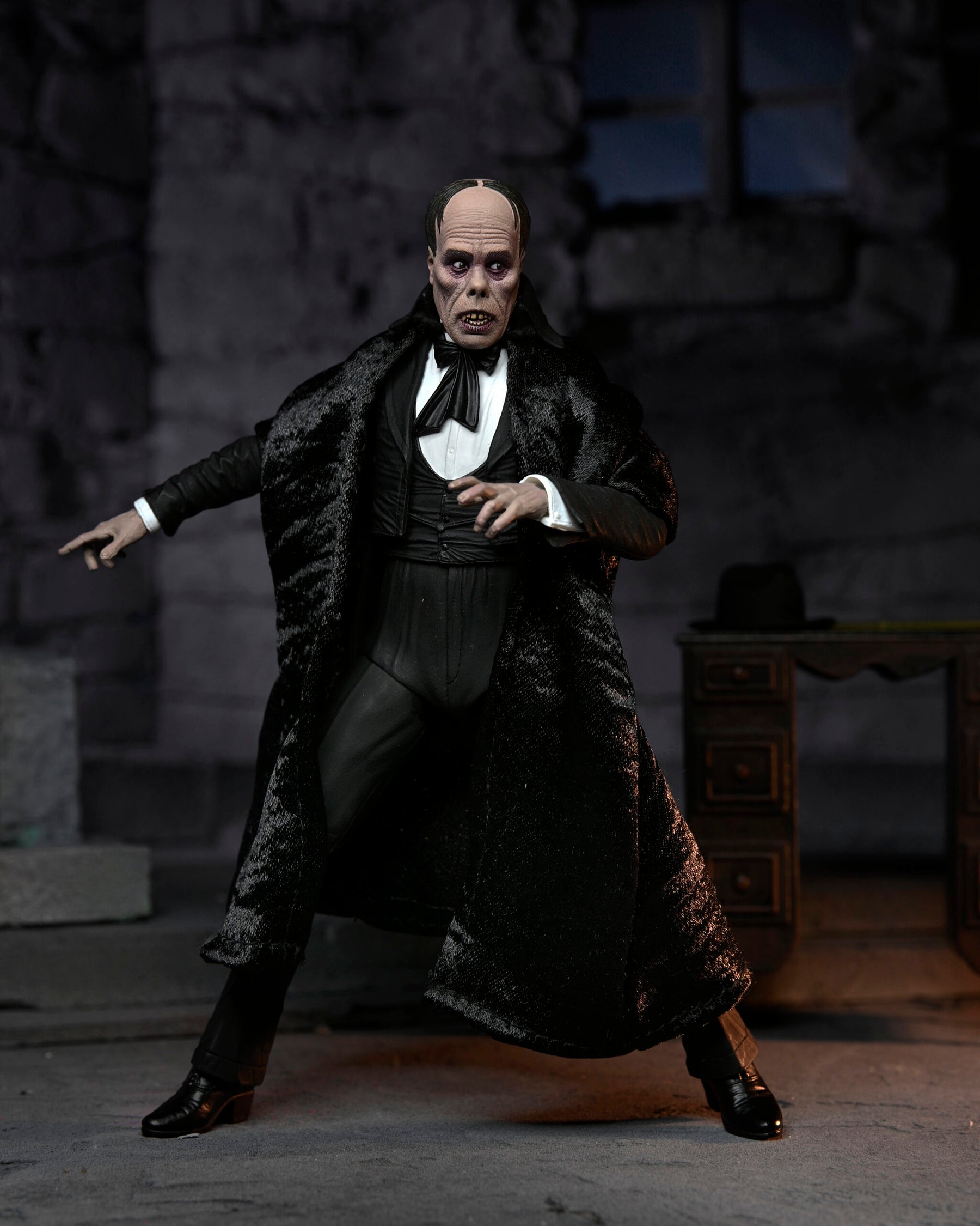 NECA - Universal Monsters - The Phantom of the Opera (1925) - Ultimate Phantom (Color) 7" Action Figure