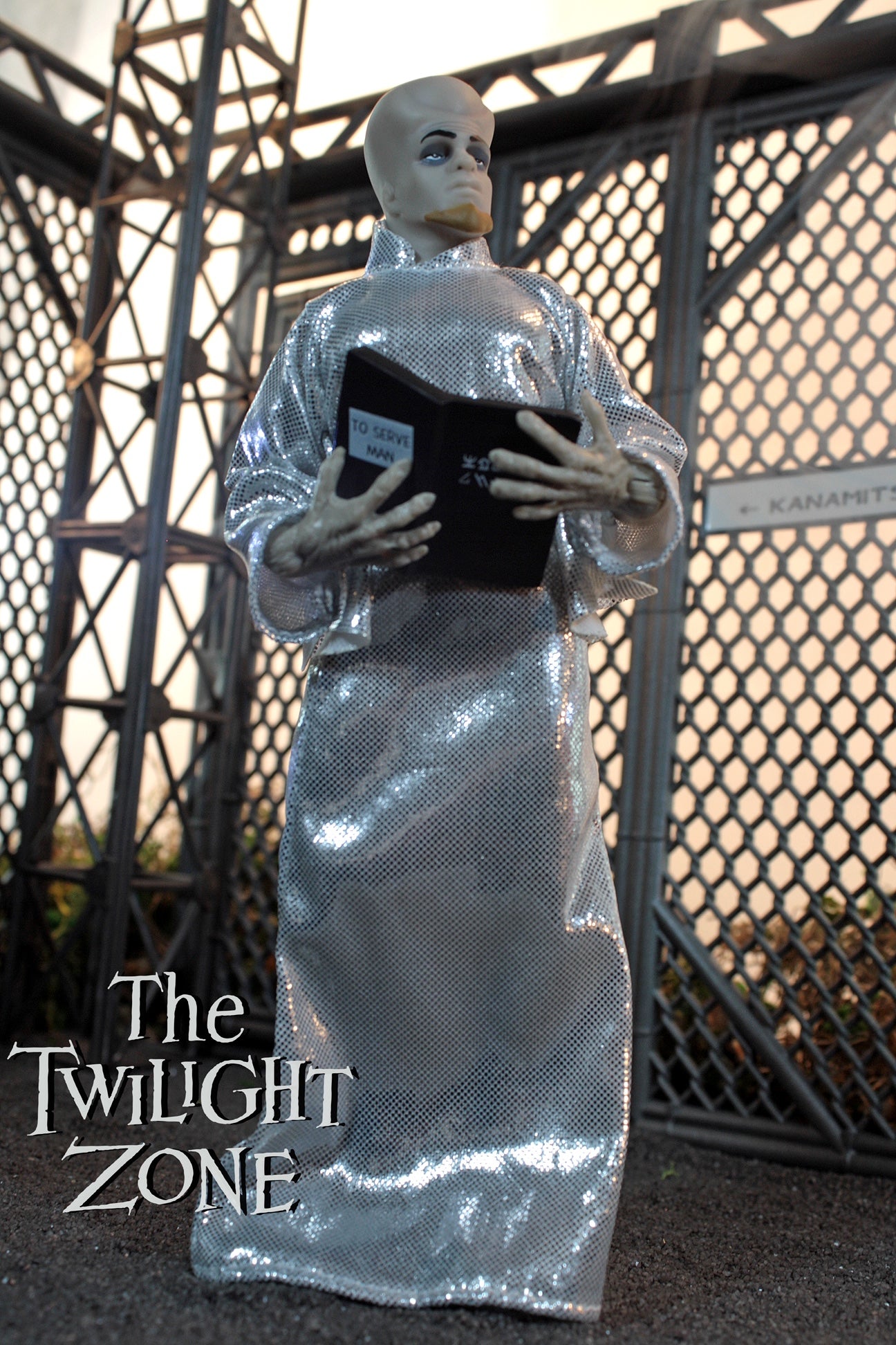 Mego Horror Wave 8 - Twilight Zone "To Serve Man" Kanamit 8" Action Figure - Zlc Collectibles